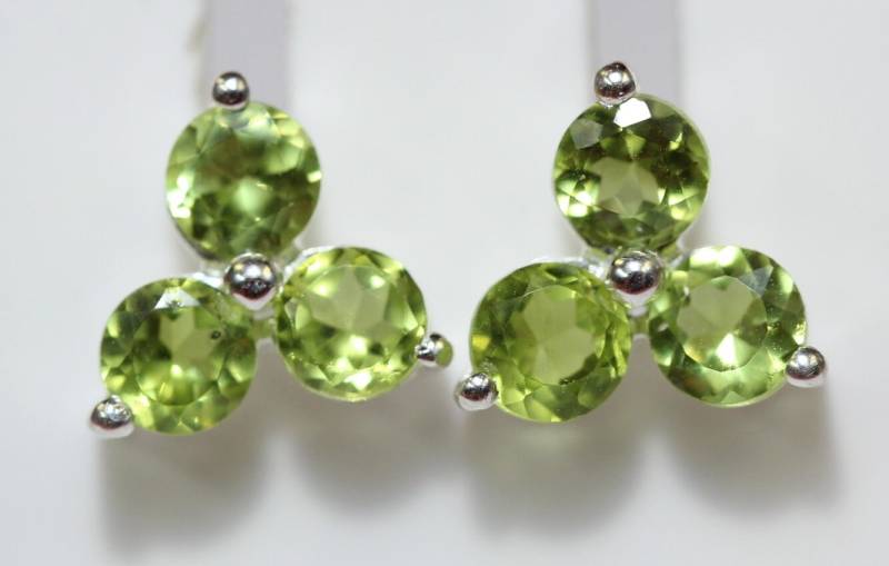 Saae 1, 46 Carat Maigraner Peridot Ohrstecker 925 Silber Ohrring Olivin Top von Schmucktime