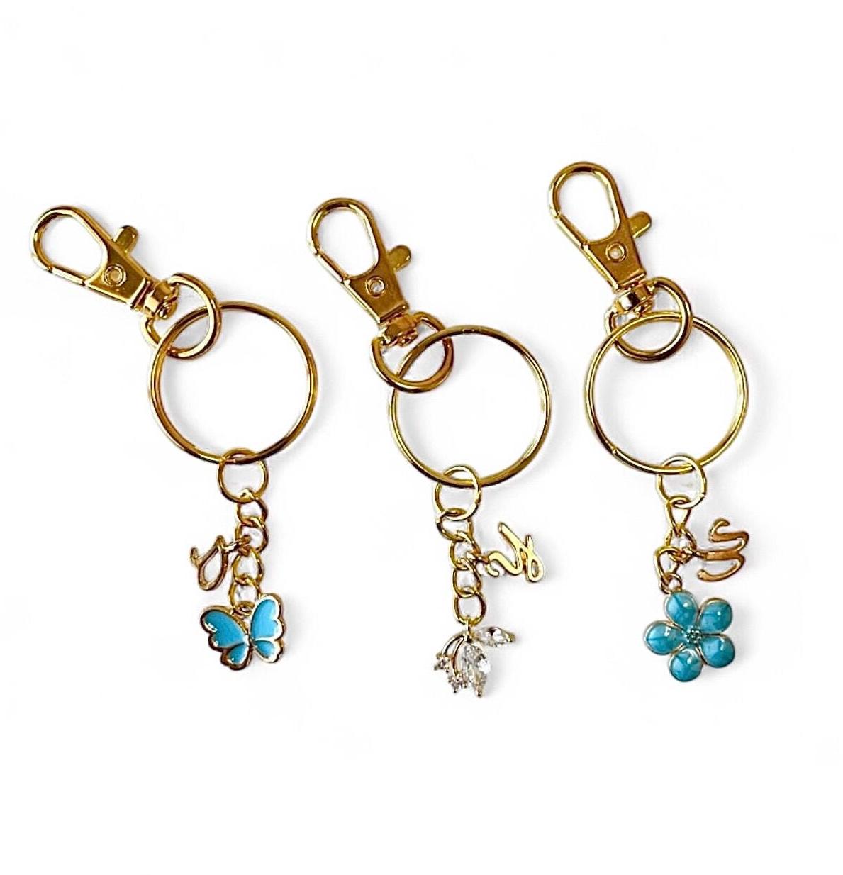 Schlüsselanhänger Schlüsselbund Charm Keychain Personalisiert Buchstabe Initialen 18K Vergoldet Mit Anhänger Gold Geschenk Schmuck Blume von SchmucktraumBoutique
