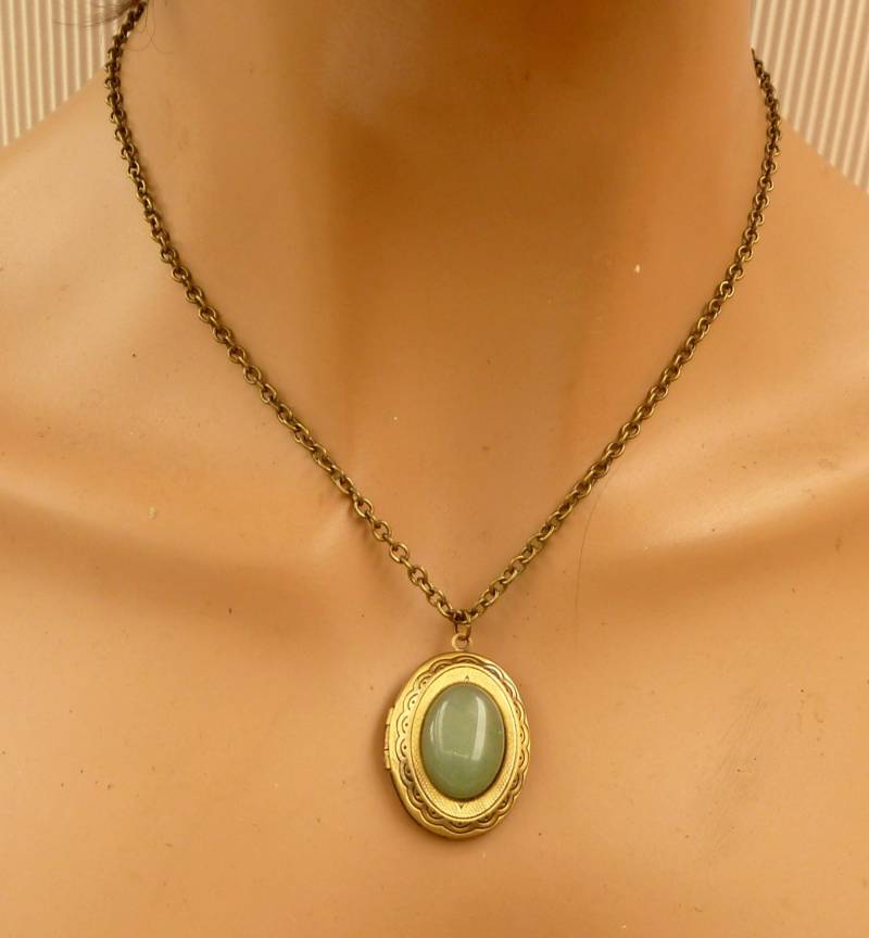 Edelstein Medaillon Halskette Mit Aventurin Cabochon Grün Bronzefarben Foto Schmuck Beste Freundin von Schmucktruhe