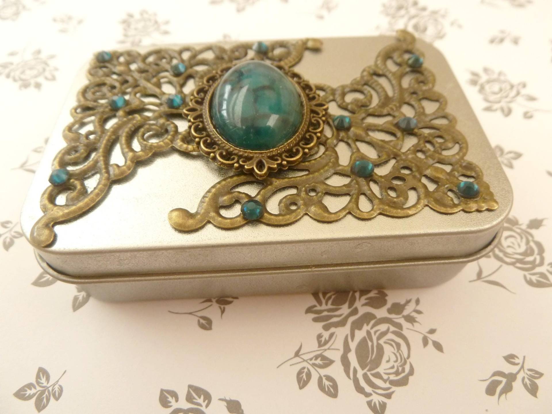 Edle Dose Aus Metall Silberfarben Mit Edelstein in Türkis Und Bronze Ornamenten Aufbewahrung Schmuck Pillen Dekoration Mädchen Geschenkidee von Schmucktruhe
