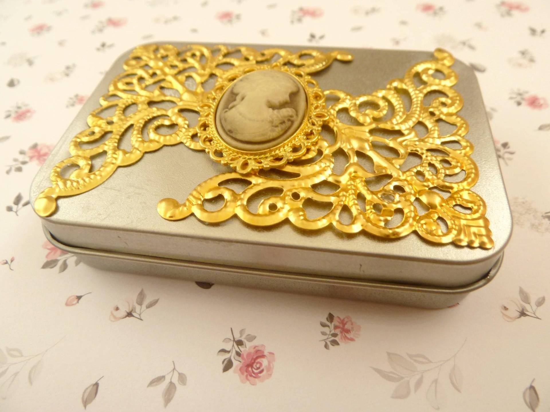 Edle Dose Aus Metall Silberfarben Mit Kamee Dame Gold Ornamente Aufbewahrung Schmuck Pillen Dekoration Mädchen Geschenkidee von Schmucktruhe