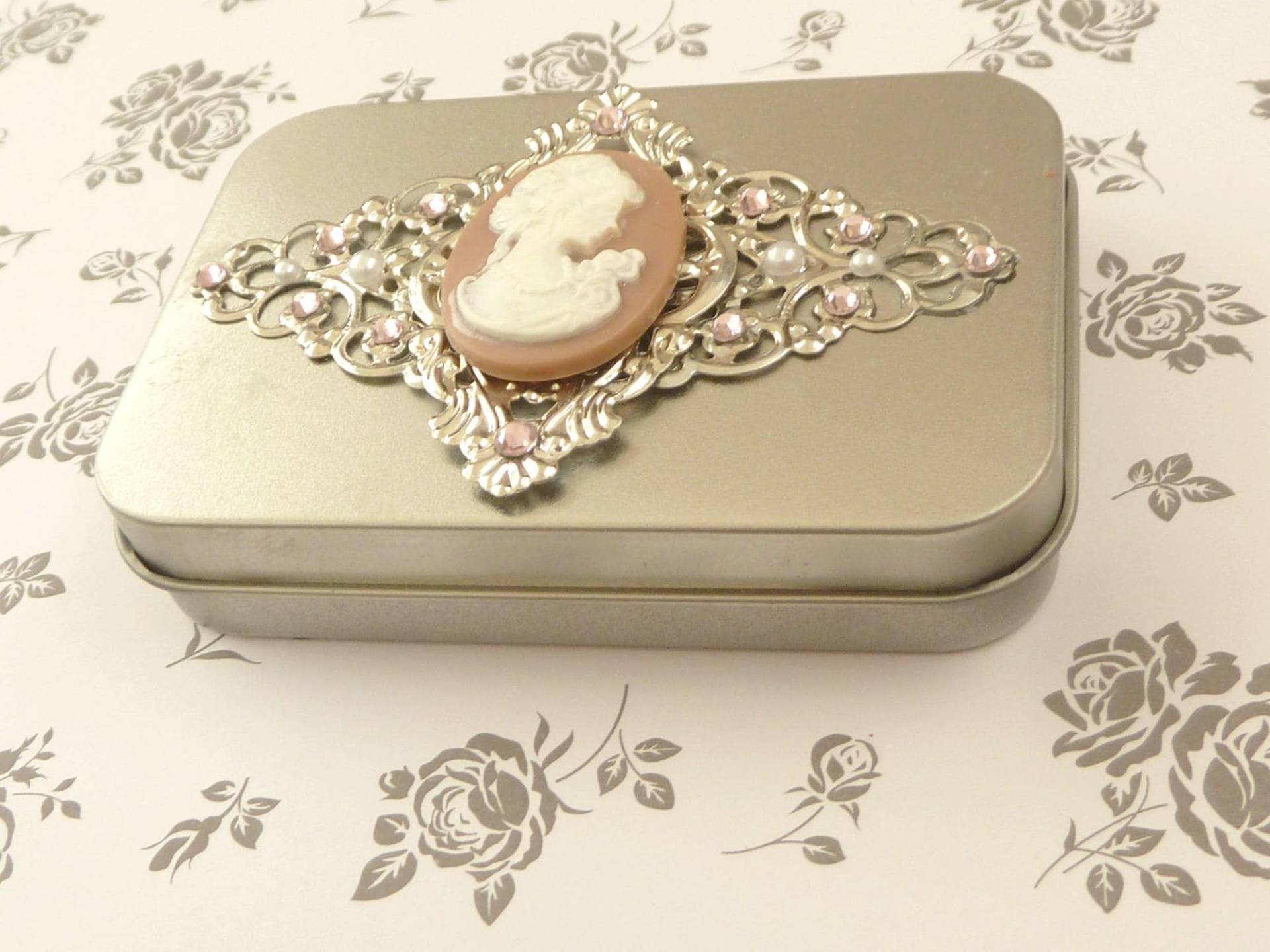 Edle Dose Aus Metall Silberfarben Mit Kamee Dame Rosa Silber Ornamenten Aufbewahrung Schmuck Pillen Dekoration Mädchen Geschenkidee von Schmucktruhe
