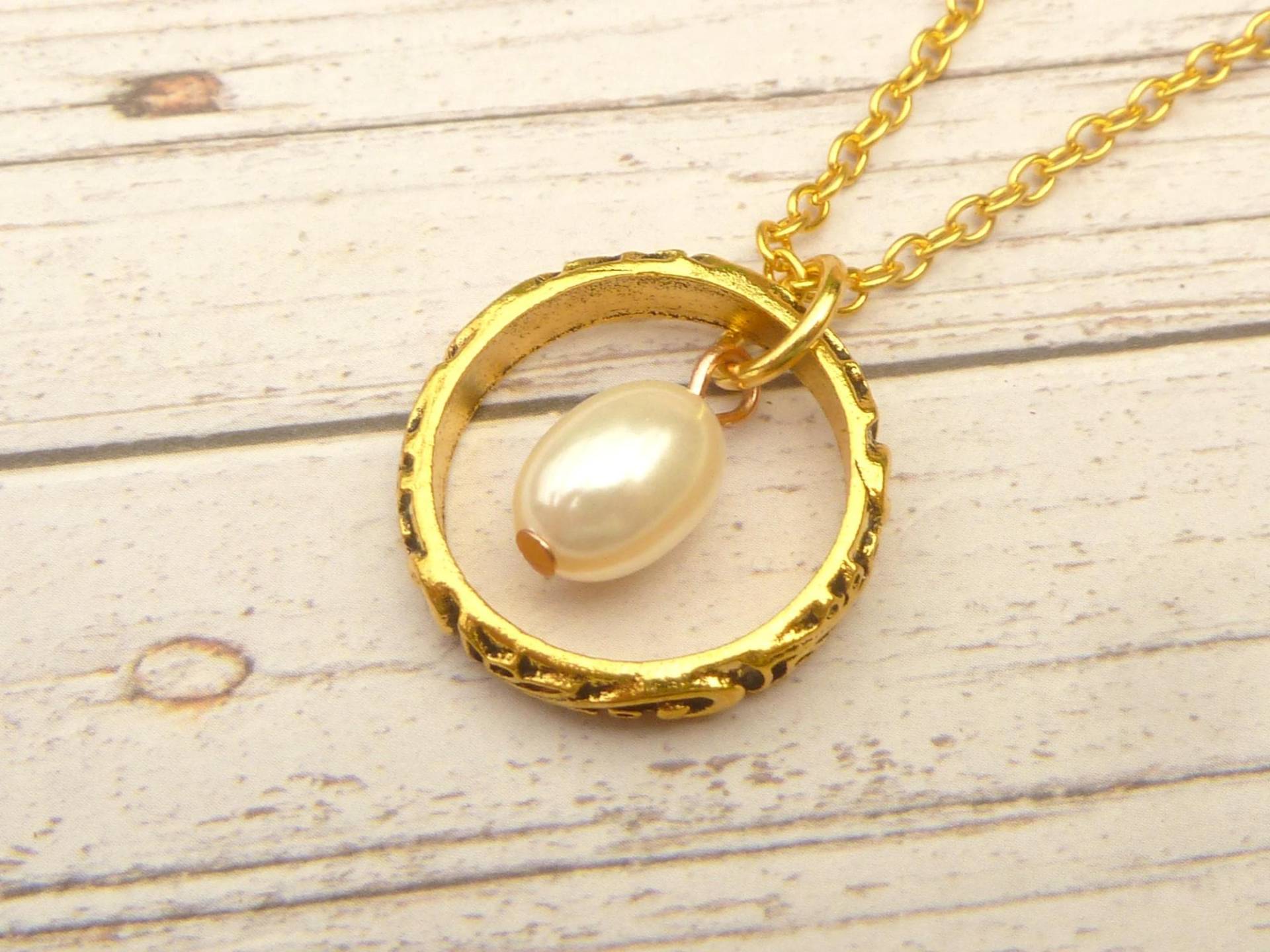 Edle Halskette Mit Verziertem Ring Auch Als Fingerring Verwendbar Und Ovaler Perle Unikat Schmuck Goldfarben Geschenkidee Ehefrau Freundin von Schmucktruhe