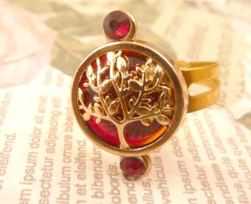 Edler Ring Mit Baum Ornament Rot Goldfarben Größenverstellbar Geschenkidee Mädchen Frau Freundin Ostergeschenk von Schmucktruhe