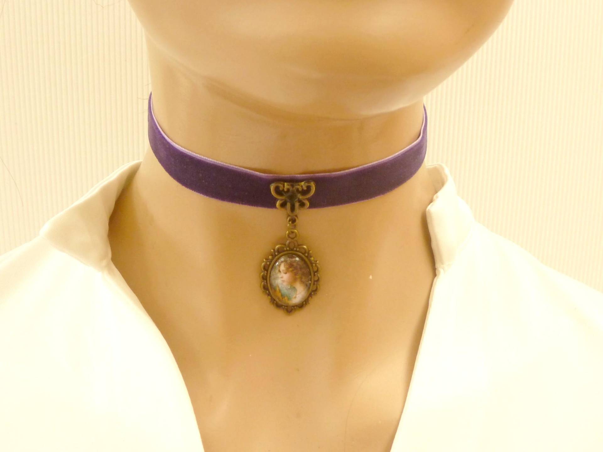 Edles Halsband Aus Samt in Lila Mit Schmuckanhänger Mädchen Bronzefarben Unikat Schmuck Handarbeit Geschenkidee Braut Hochzeit von Schmucktruhe