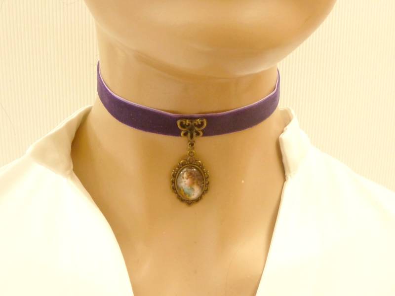 Edles Halsband Aus Samt in Lila Mit Schmuckanhänger Mädchen Bronzefarben Unikat Schmuck Handarbeit Geschenkidee Braut Hochzeit von Schmucktruhe