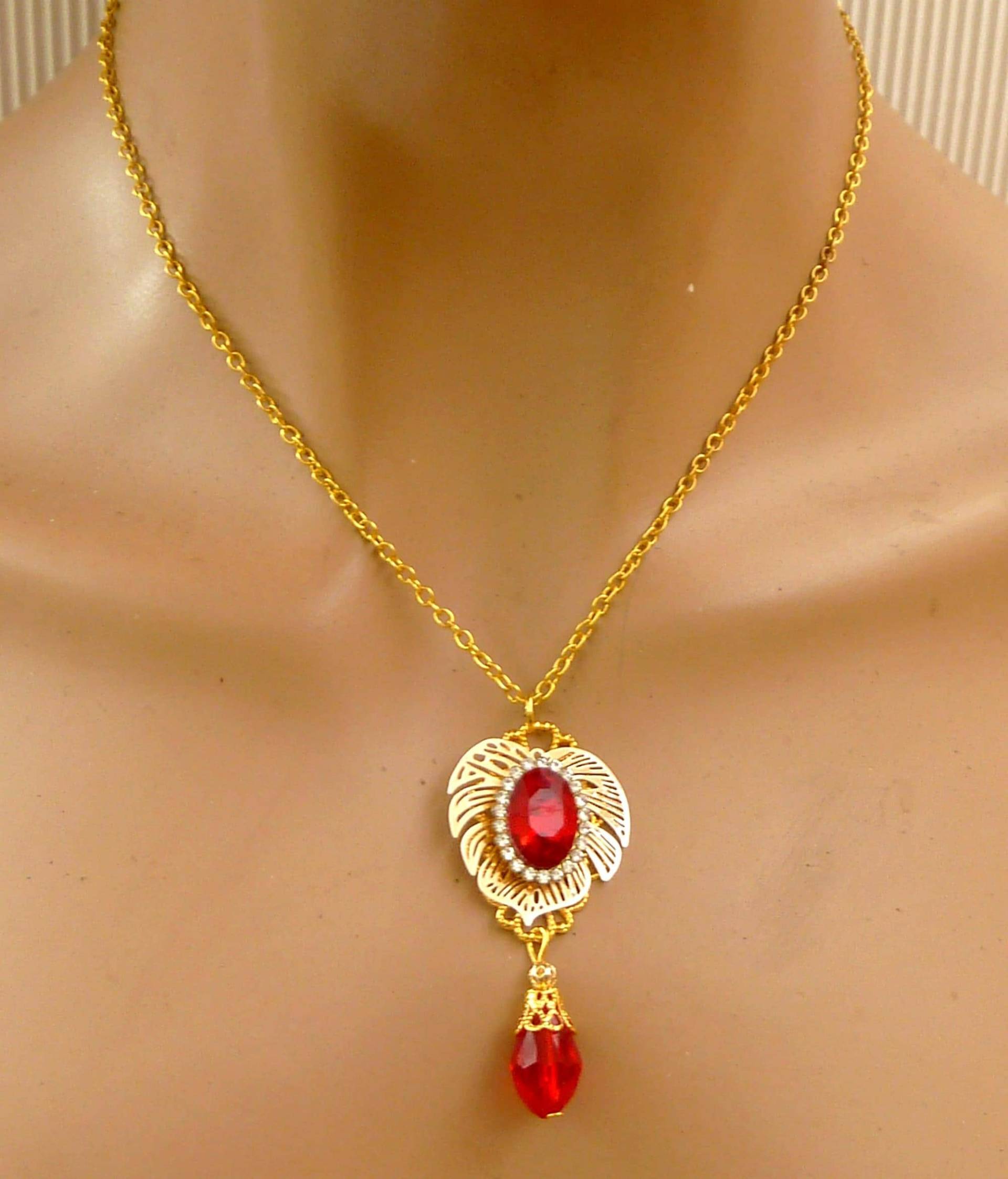 Festliche Halskette Mit Blatt Ornament Und Rotem Glasjuwel Goldfarben Schmuck Geschenkidee Goldene Braut von Schmucktruhe