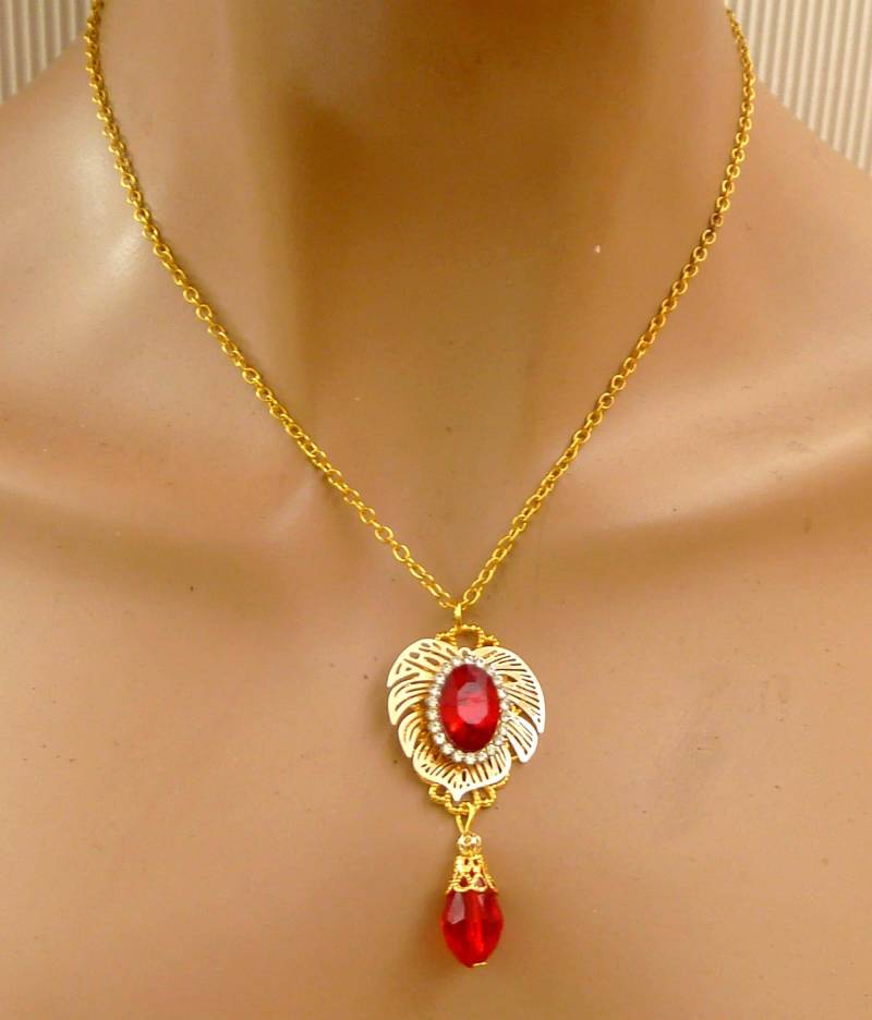 Festliche Halskette Mit Blatt Ornament Und Rotem Glasjuwel Goldfarben Schmuck Geschenkidee Goldene Braut Festliche Halskette Mit Blatt Ornament Und Rotem Glasjuwel Goldfarben Schmuck Geschenkidee Goldene Braut von Schmucktruhe