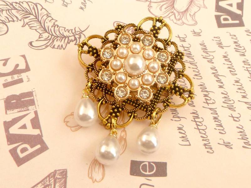 Festliche Perlen Brosche Mit Klarem Strass Goldfarben Braut Hochzeit Dekolletéschmuck Taschenschmuck Schal Clip Geschenkidee Freundin von Schmucktruhe