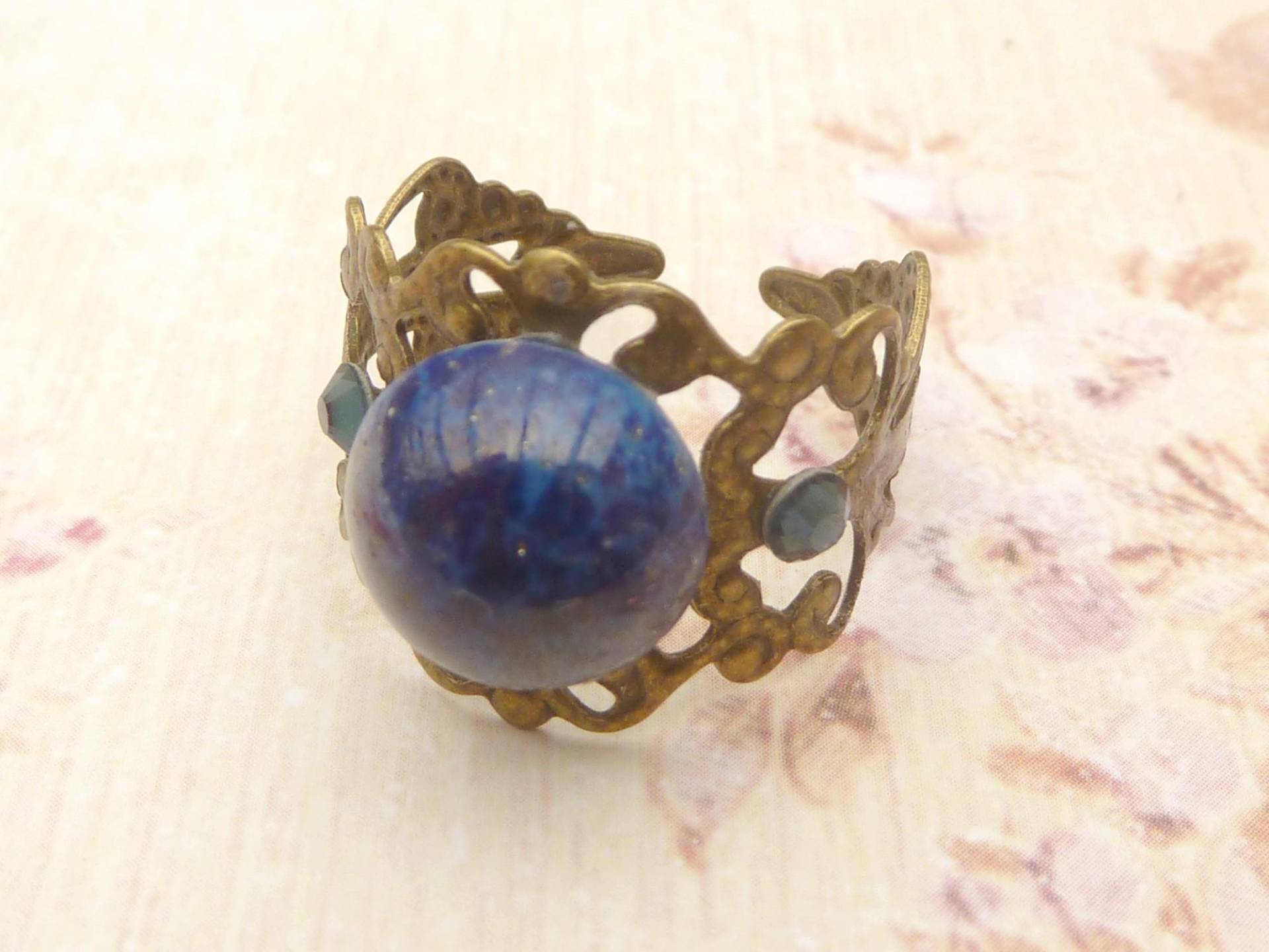 Filigraner Ring Mit Glascabochon in Lapis Lazuli Optik Bronzefarben Größenverstellbar Kleine Geschenke Beste Freundin Filigraner Ring Mit Glascabochon in Lapis Lazuli Optik Bronzefarben Größenverstellbar Kleine Geschenke Beste Freundin von Schmucktruhe