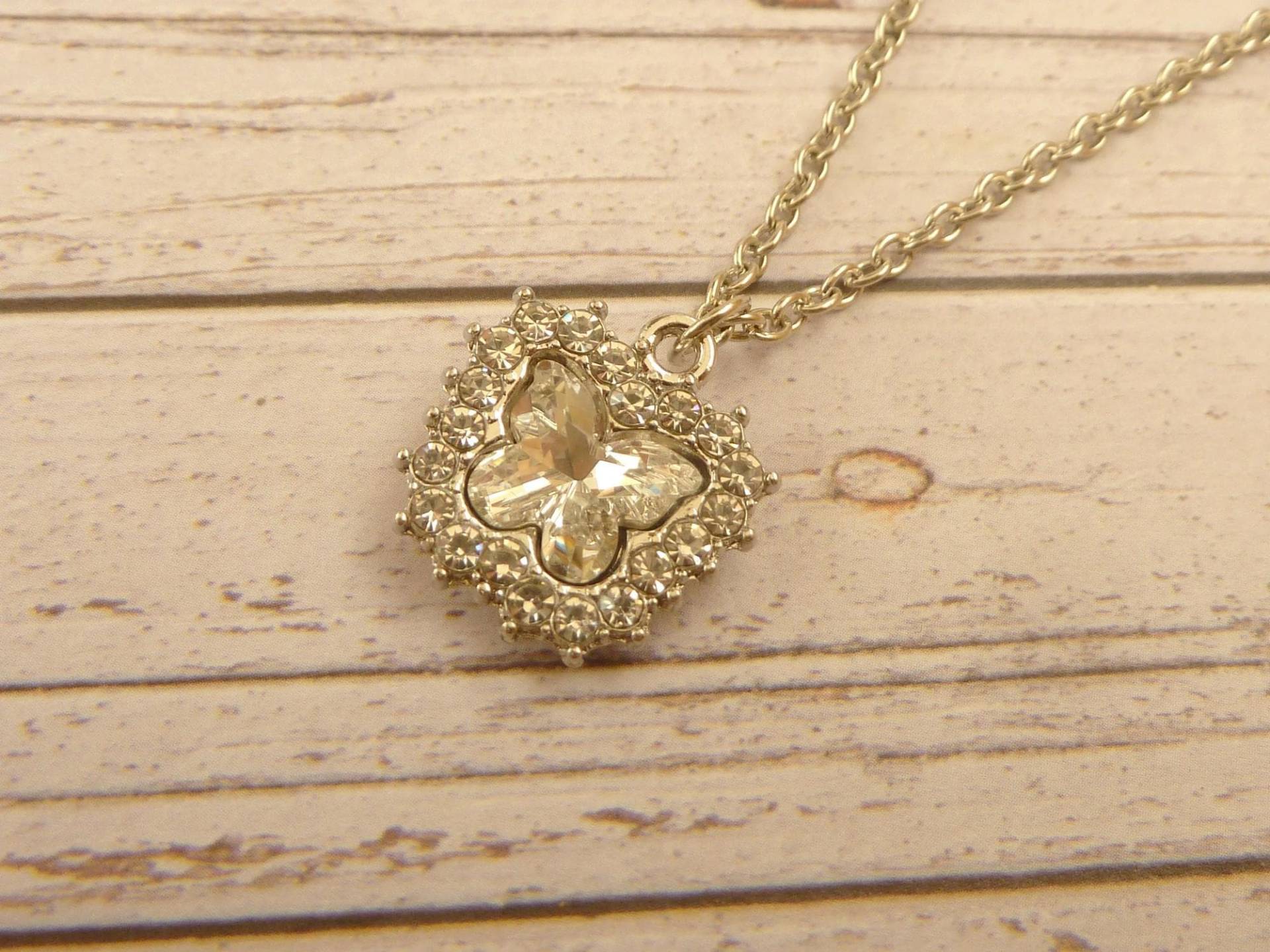 Funkelnde Halskette Mit Facettiertem Glasjuwel in Schmetterlingform Und Klaren Strass Chatons Braut Hochzeit Schmuck Geschenkidee von Schmucktruhe