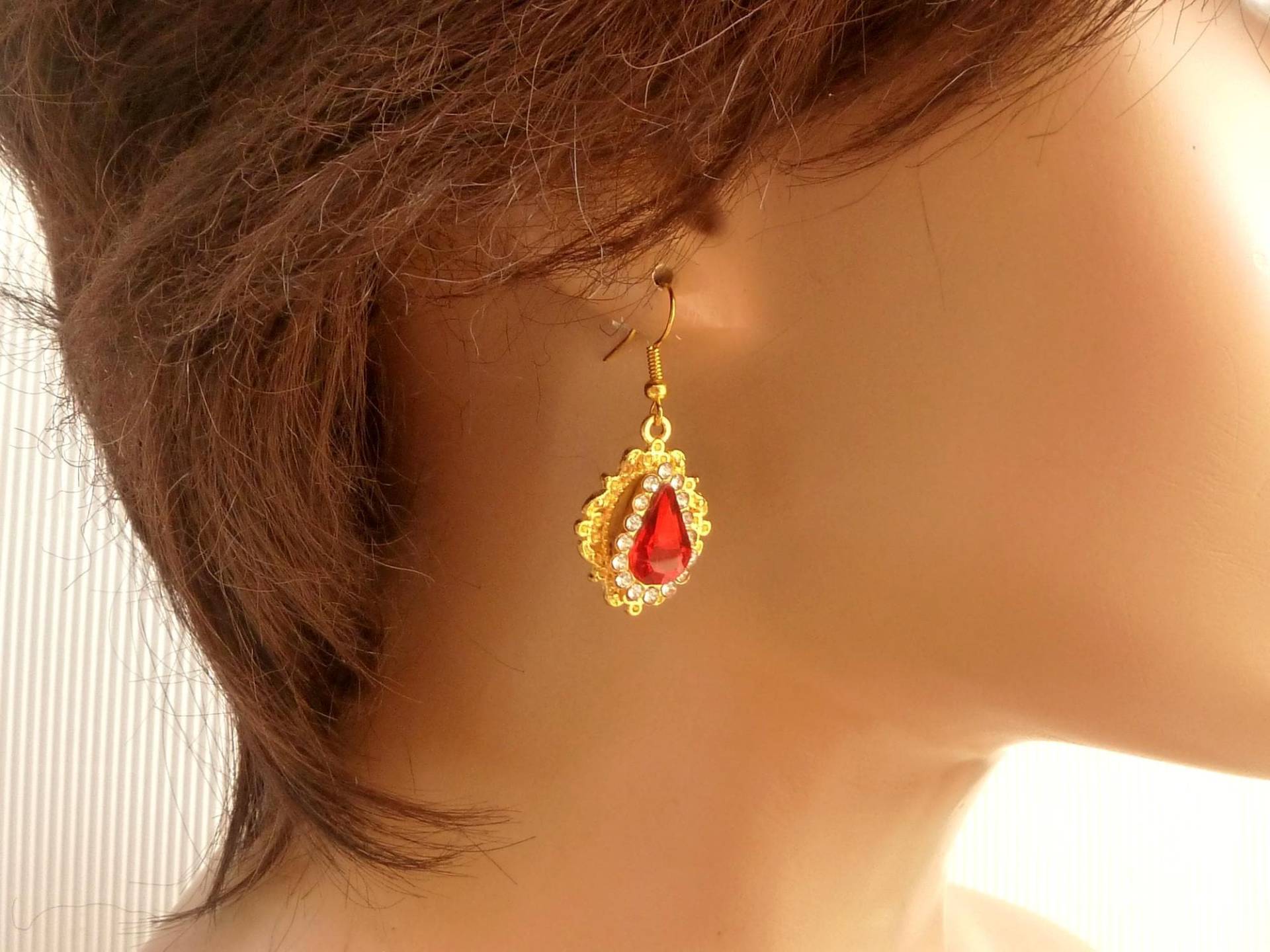 Funkelnde Ohrringe Mit Facettierten Glastropfen in Rot, Goldfarbener Ohrschmuck, Idealer Schmuck Für Festliche Gelegenheiten, Weihnachten von Schmucktruhe