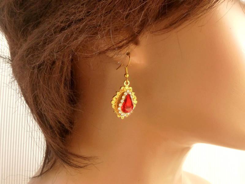 Funkelnde Ohrringe Mit Facettierten Glastropfen in Rot, Goldfarbener Ohrschmuck, Idealer Schmuck Für Festliche Gelegenheiten, Weihnachten von Schmucktruhe