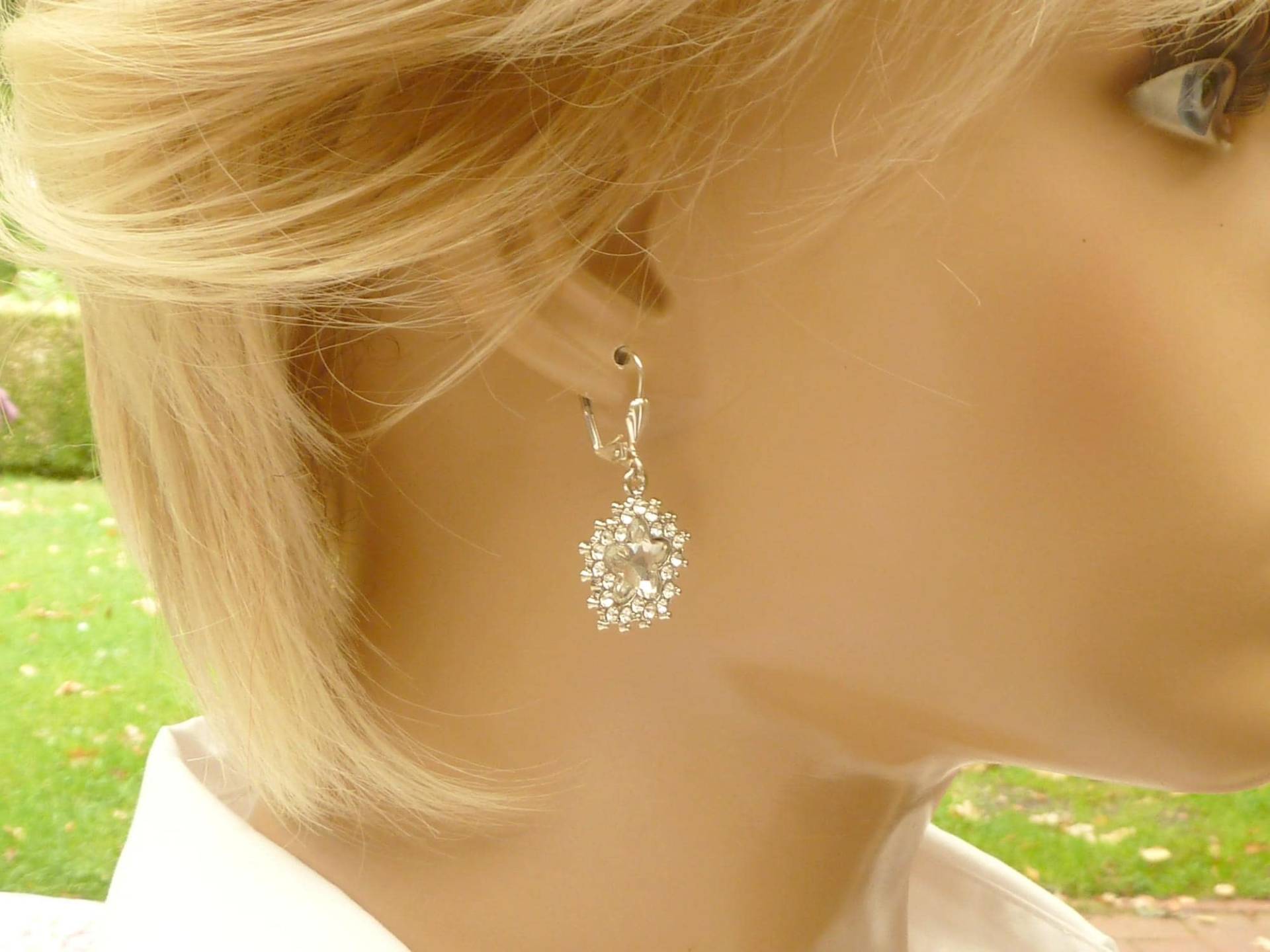 Funkelnde Ohrringe in Blüten Form Facettierte Glasschmucksteine Kristallklar Mit Strass Vergoldete Sterlingsilber Ohrhaken von Schmucktruhe