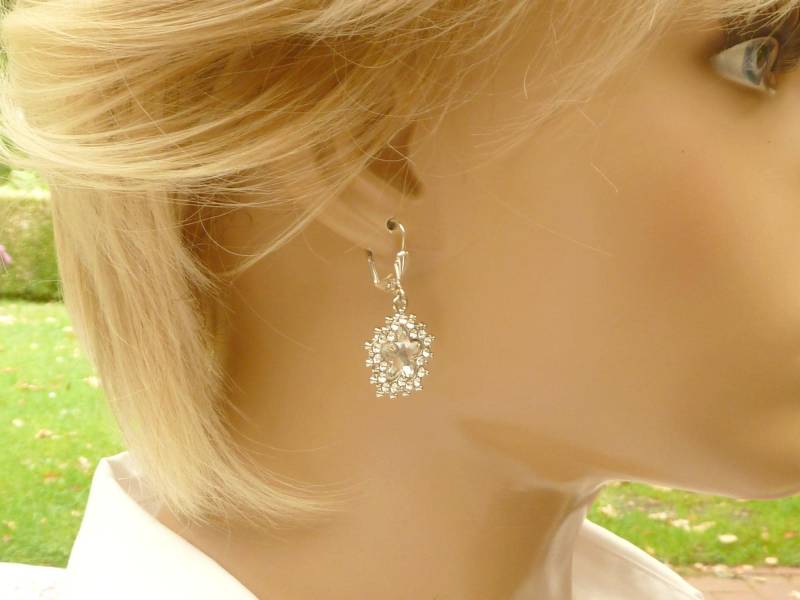Funkelnde Ohrringe in Blüten Form Facettierte Glasschmucksteine Kristallklar Mit Strass Vergoldete Sterlingsilber Ohrhaken Funkelnde Ohrringe in Blüten Form Facettierte Glasschmucksteine Kristallklar Mit Strass Vergoldete Sterlingsilber Ohrhaken von Schmucktruhe