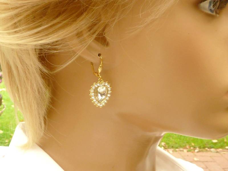Funkelnde Ohrringe in Herzform Facettierte Glasschmucksteine Kristallklar Goldfarben Mit Strass 24 Karat Vergoldete Ohrhaken von Schmucktruhe