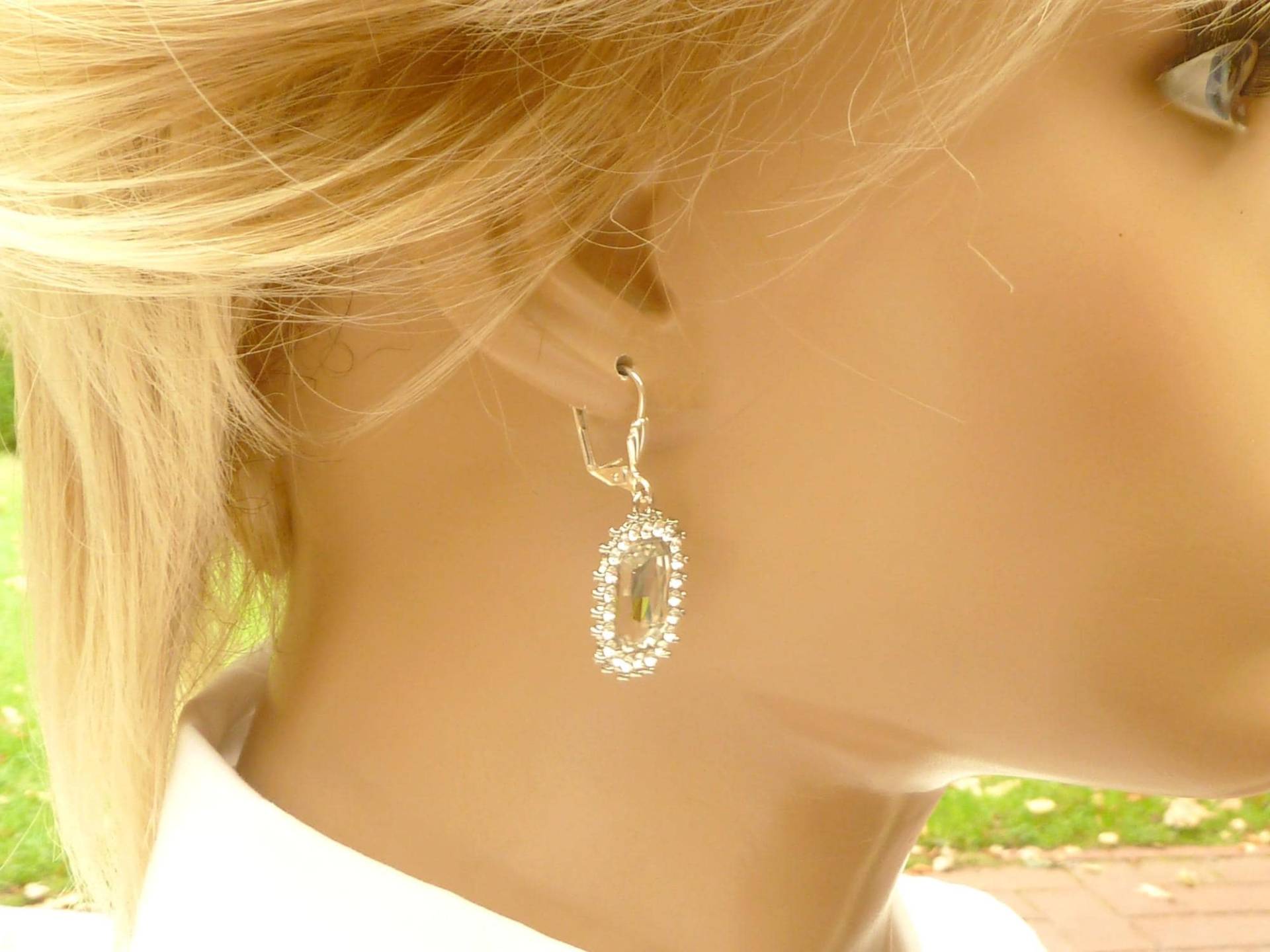 Funkelnde Ohrringe in Viereckiger Form Facettierte Glasschmucksteine Kristallklar Mit Strass Vergoldete Sterlingsilber Ohrhaken von Schmucktruhe
