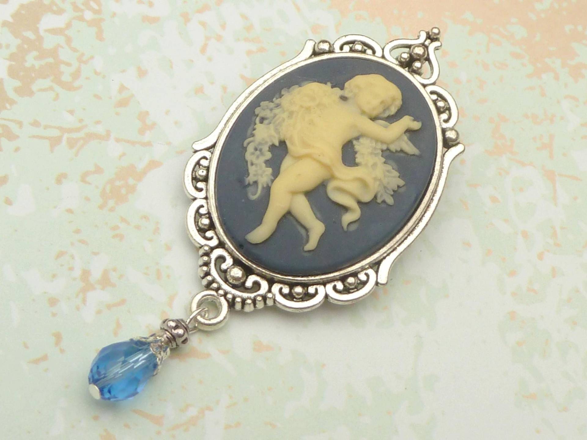 Große Brosche Mit Schöner Engel Kamee Dunkelblau Silberfarben Dekolletéschmuck Reversschmuck An Jacken Blusen Pullovern Taschen Mützen von Schmucktruhe