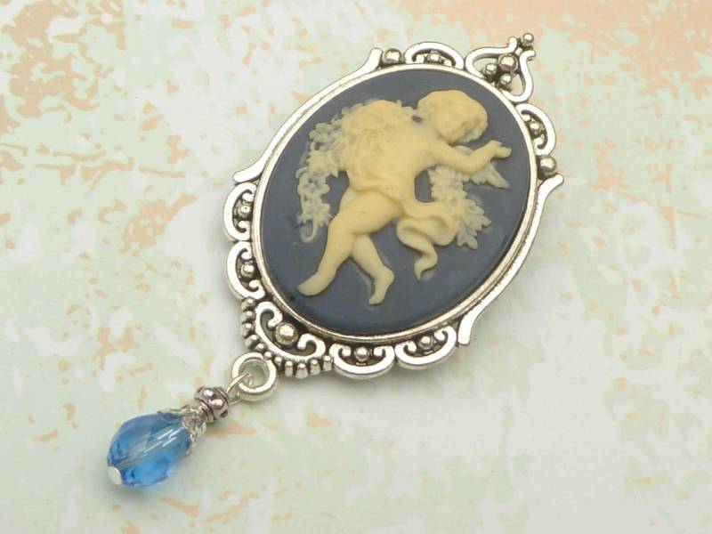 Große Brosche Mit Schöner Engel Kamee Dunkelblau Silberfarben Dekolletéschmuck Reversschmuck An Jacken Blusen Pullovern Taschen Mützen von Schmucktruhe