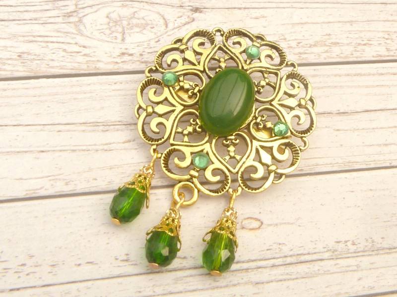 Große Edelstein Brosche Mit Jade Cabochon Goldfarben Schöne Ornamente Cape Schmuck Schal Reversschmuck Große Edelstein Brosche Mit Jade Cabochon Goldfarben Schöne Ornamente Cape Schmuck Schal Reversschmuck von Schmucktruhe