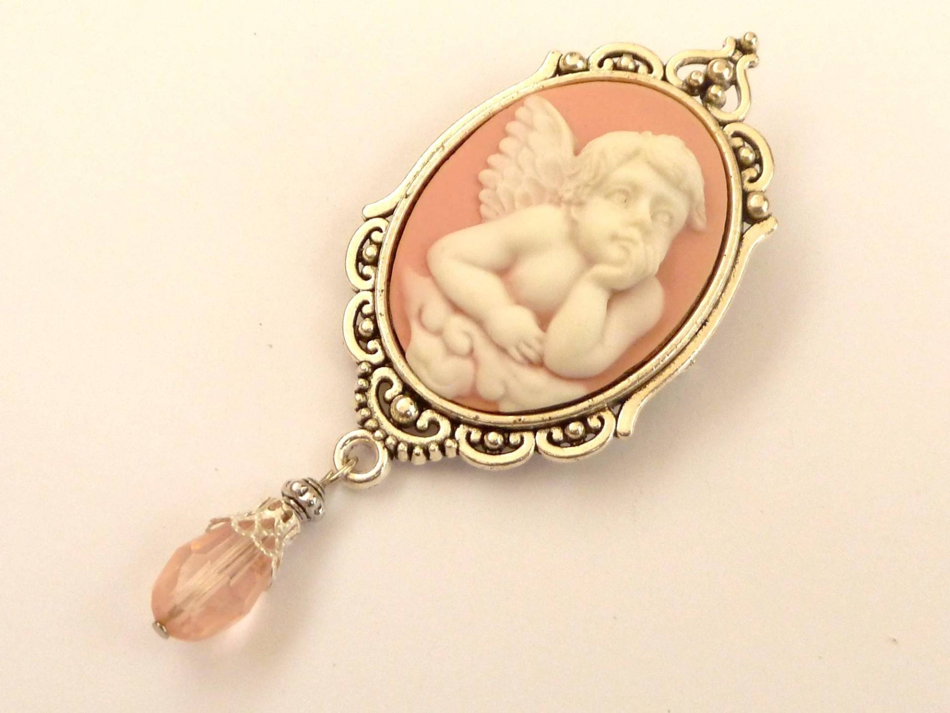 Große Kamee Brosche Mit Motiv Engel Rosa Weiß Silberfarben, Schmuck Für Viele Gelegenheiten, Taschenschmuck, Hut von Schmucktruhe