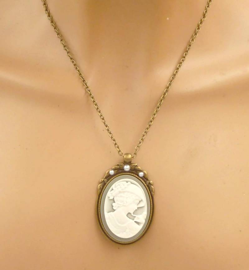 Große Kamee Halskette Mit Dame Graugrün Bronzefarben Antik Stil Schmuck Geschenkidee Frau Freundin Ehefrau Große Kamee Halskette Mit Dame Graugrün Bronzefarben Antik Stil Schmuck Geschenkidee Frau Freundin Ehefrau von Schmucktruhe