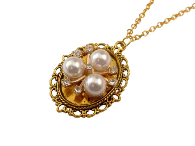 Halskette Mit Perlen Applikation Weiß Goldfarben Braut Hochzeit Schmuck Geschenkidee Frau Freundin Weihnachtsgeschenk Halskette Mit Perlen Applikation Weiß Goldfarben Braut Hochzeit Schmuck Geschenkidee Frau Freundin Weihnachtsgeschenk von Schmucktruhe