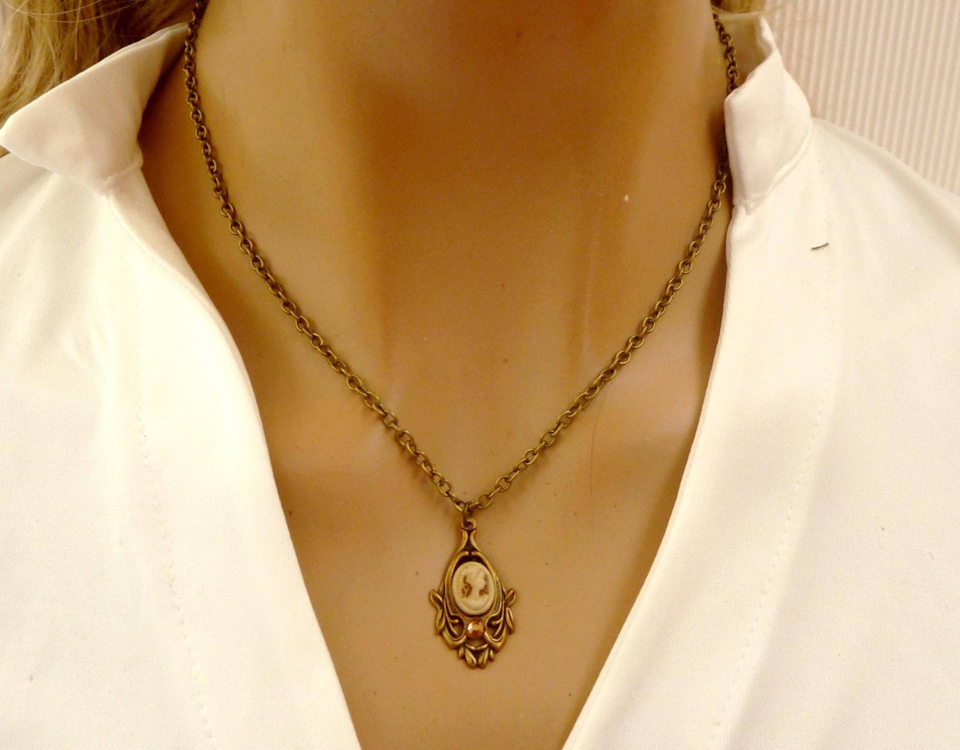 Halskette Mit Tropfen Schmuckanhänger Und Kamee Oxidiertes Messing Braun Bronzefarben von Schmucktruhe