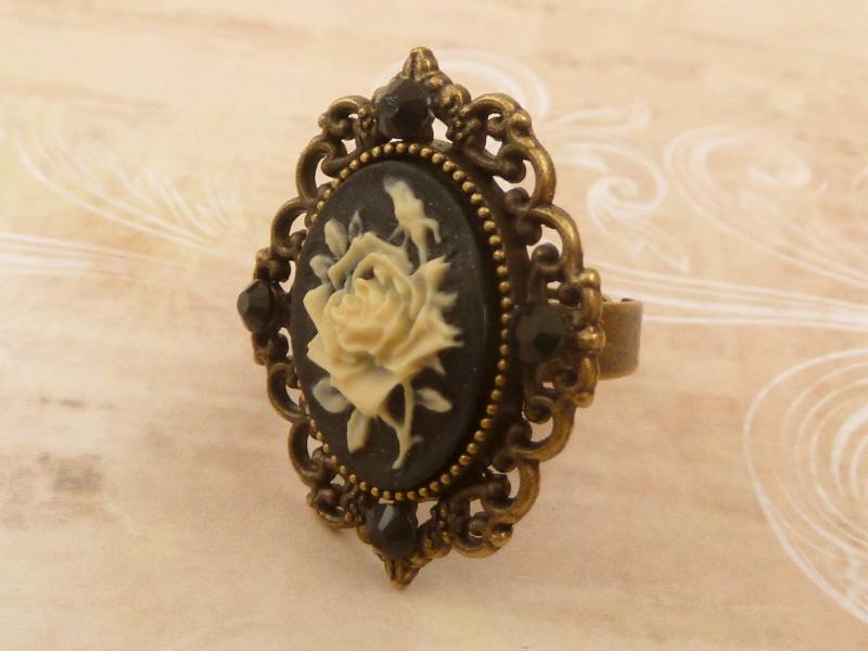 Ovaler Ring Mit Rose Kamee Schwarz Bronzefarben Feine Verzierungen Größenverstellbar Geschenkidee Frau Freundin Weihnachtsgeschenk von Schmucktruhe