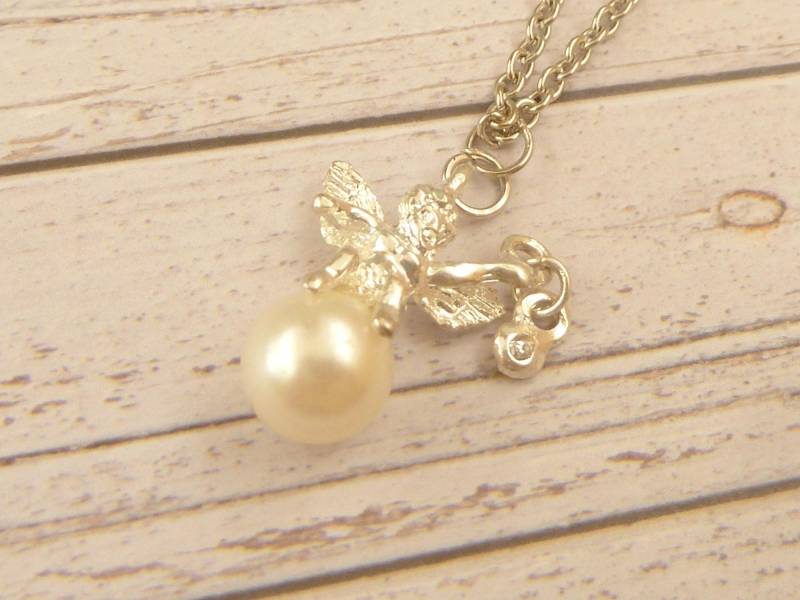 Weihnachtliche Halskette Mit 3D Engel Auf Einer Perle Silberfarben Advent Weihnachtszeit Schmuck Geschenkidee Frau Freundin Weihnachtliche Halskette Mit 3D Engel Auf Einer Perle Silberfarben Advent Weihnachtszeit Schmuck Geschenkidee Frau Freundin von Schmucktruhe