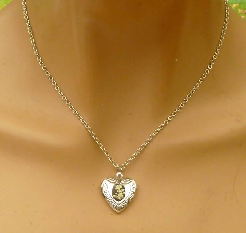 Zarte Herz Medaillon Halskette Mit Kleiner Wildblumen Kamee Schwarz Silberfarben Geschenkidee Freundin Zarte Herz Medaillon Halskette Mit Kleiner Wildblumen Kamee Schwarz Silberfarben Geschenkidee Freundin von Schmucktruhe