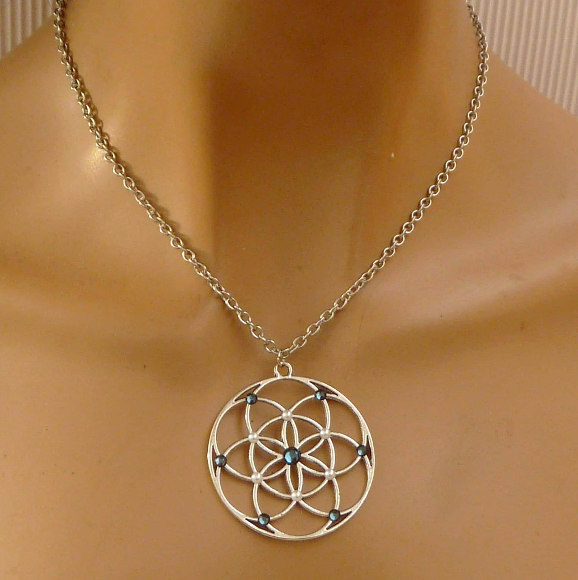 xxl Halskette Blüten Design Dunkelblau Silberfarben, Trend Schmuck, Statement Halsschmuck, Weihnachtsgeschenk Mädchen xxl Halskette Blüten Design Dunkelblau Silberfarben, Trend Schmuck, Statement Halsschmuck, Weihnachtsgeschenk Mädchen von Schmucktruhe