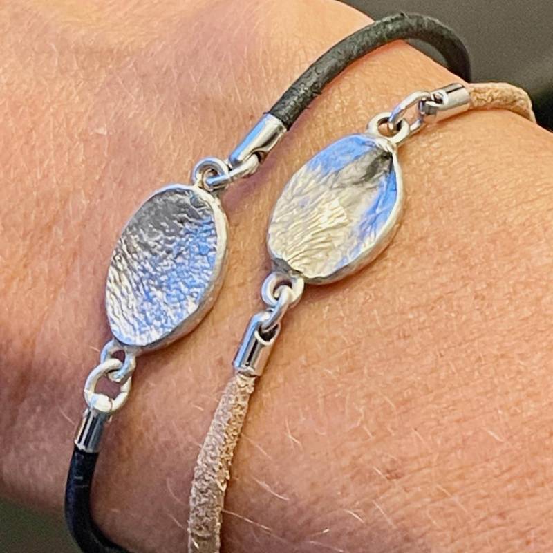 Armband Nasenabdruck Ihrer Geliebten Fellnase Als Zartes Lederarmband, Alle Elemente Aus 925 Silber Oder 24Ct Vergoldet Armband Nasenabdruck Ihrer Geliebten Fellnase Als Zartes Lederarmband, Alle Elemente Aus 925 Silber Oder 24Ct Vergoldet von SchmuckundSteine