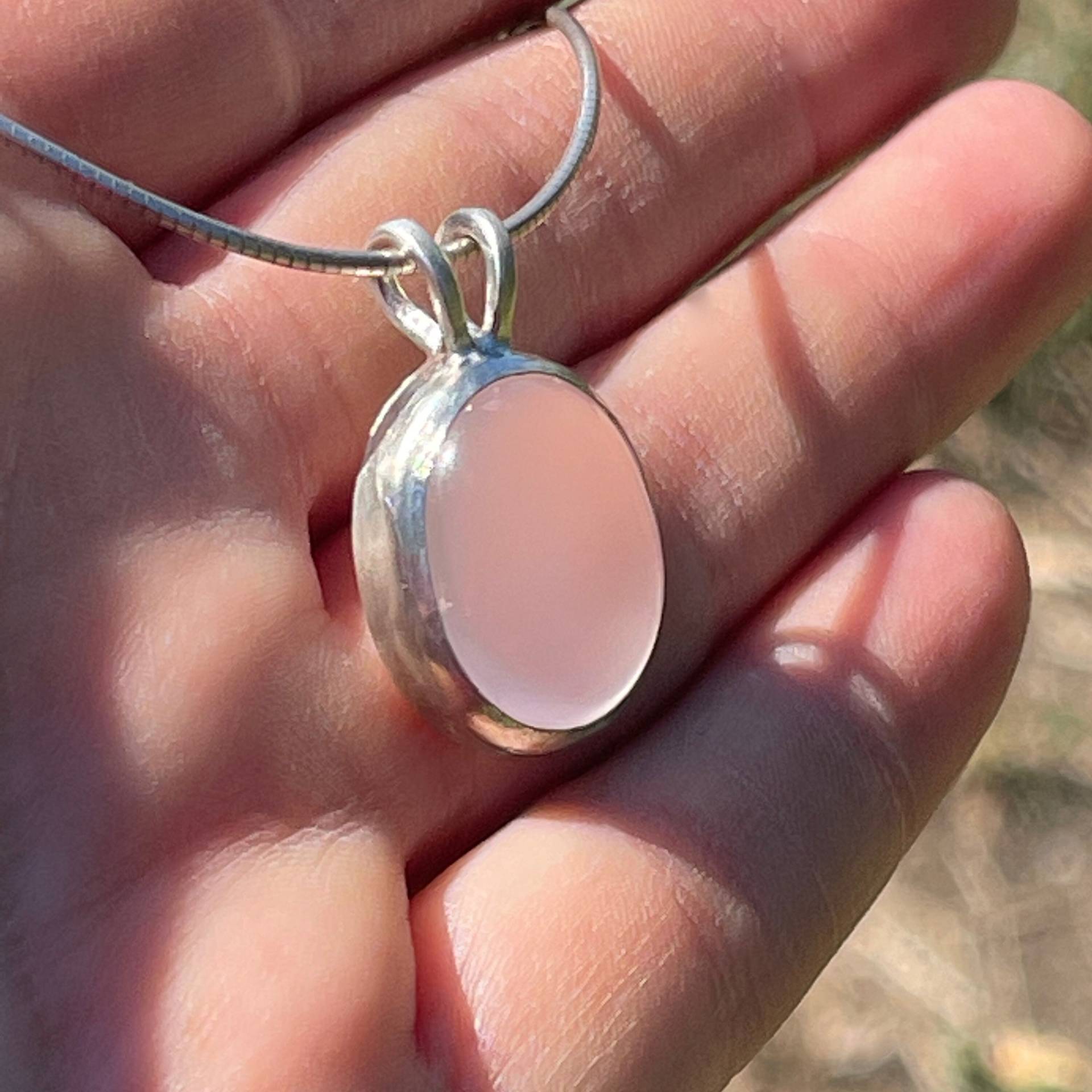 Farbenkuss Collier Aus Einem Gefassten Rosenquarz-Cabochon An Silberreif 925 Silber von SchmuckundSteine