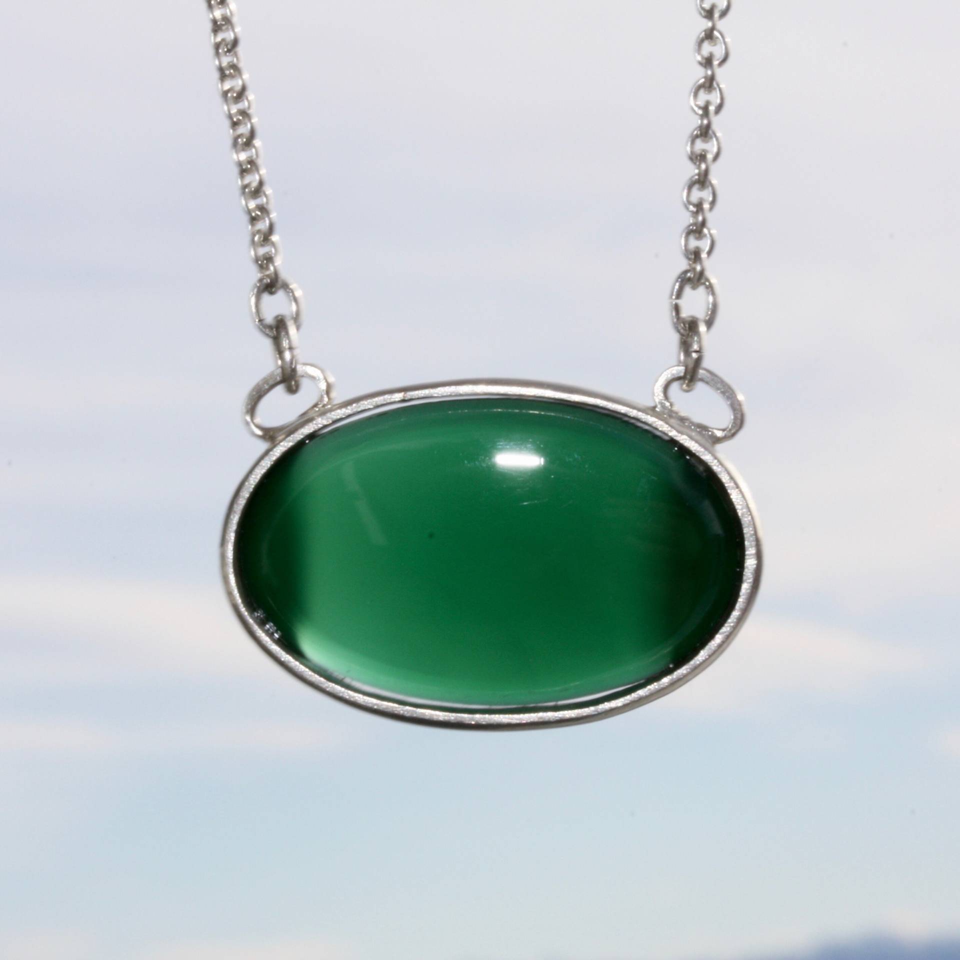 Farbenkuss Intensiv Grüner Achat - Cabochon in Form Eines Collier, 925 Silber von SchmuckundSteine