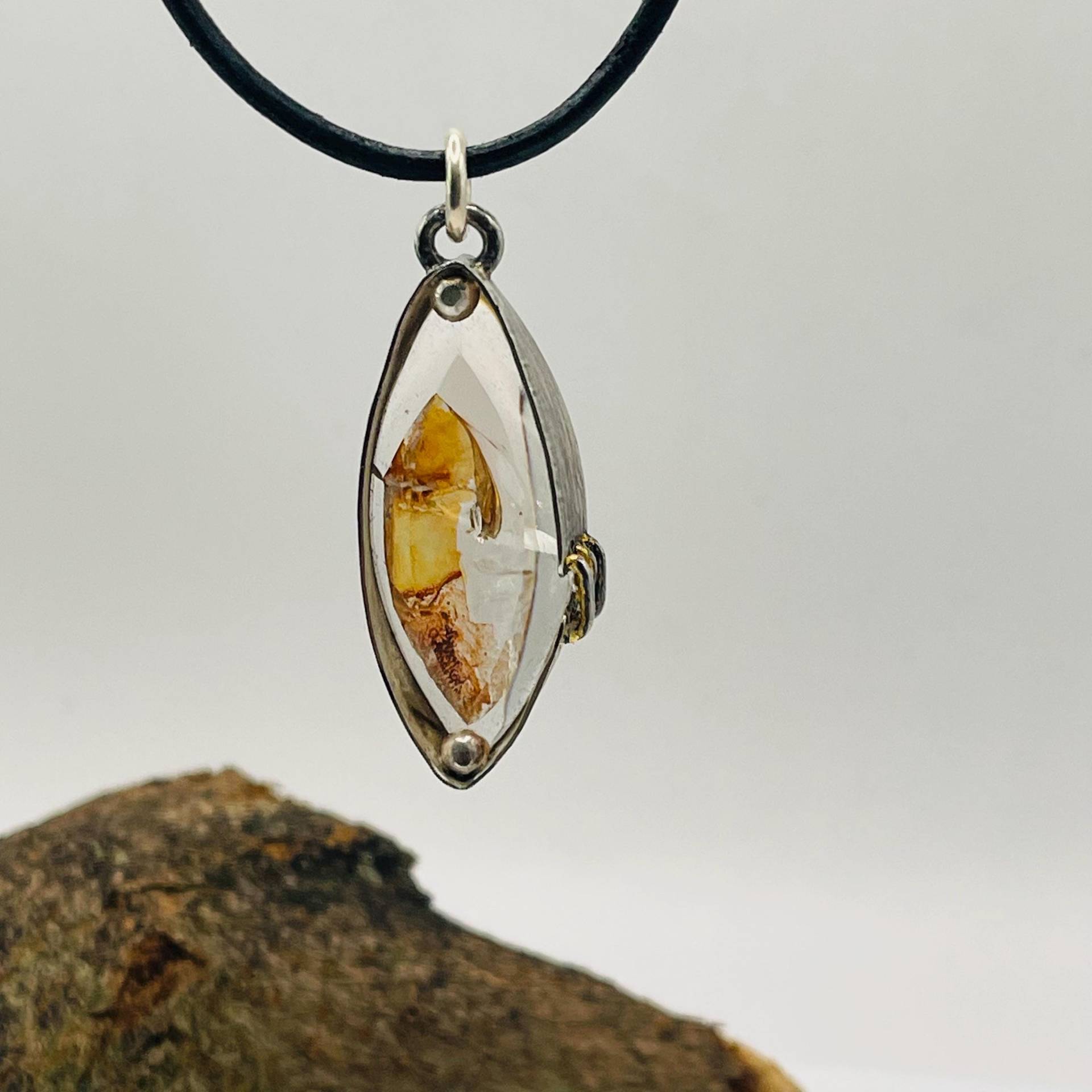 Farbenspiel Bezaubernder Quarz in Navettform Mit Einzigartigen Einschlüssen Erdtönen Einer Geschwärzten Fassung Aus 925 Silber von SchmuckundSteine