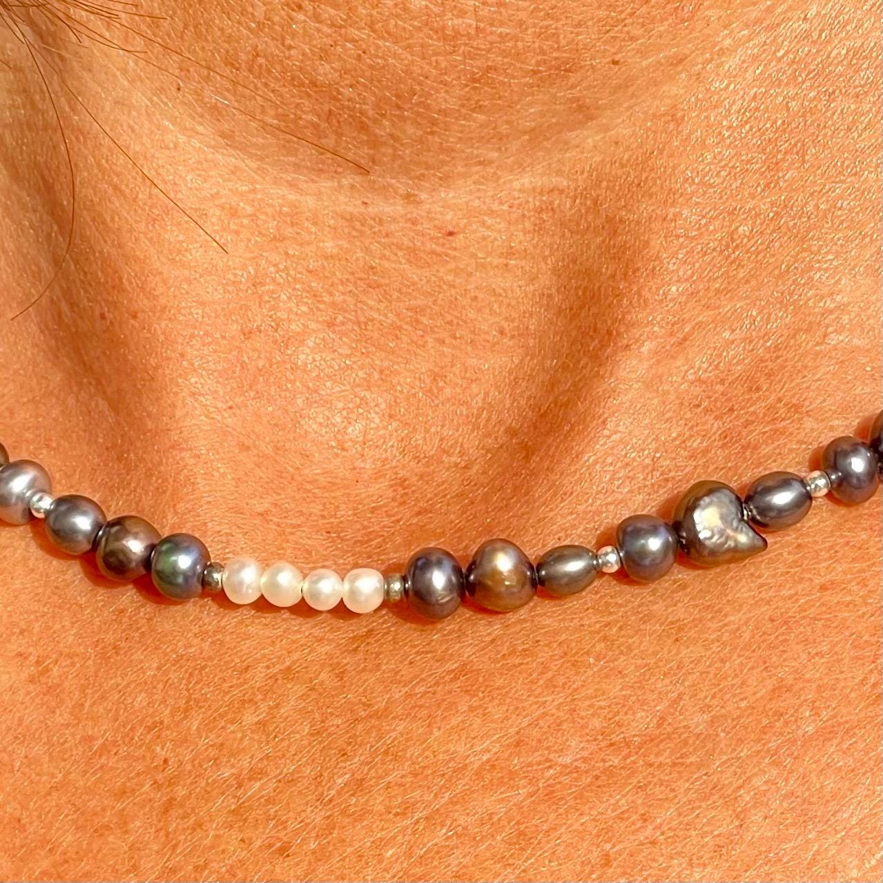 Farbenspiel Bezauberndes Collier Aus Süsswasserzuchtperlen in Weiß, Blau Und Bordeaux Mit Elementen 925 Silber von SchmuckundSteine