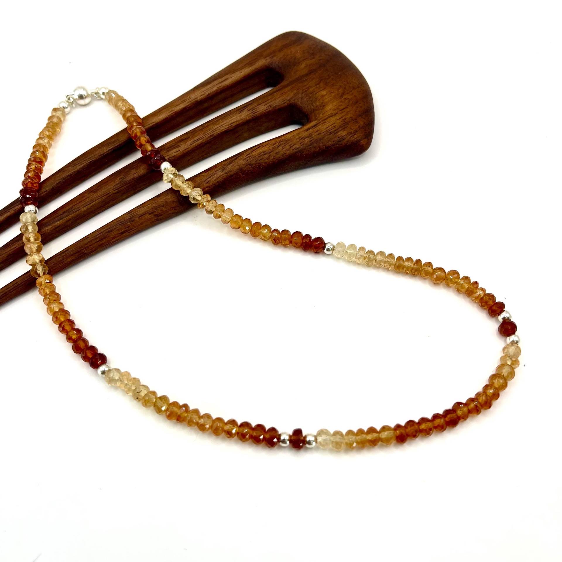 Farbenspiel Herrliche Kette Aus Hessonit-Granat Im Farbverlauf Mit 925 Silberelementen Und Langer-Magnetkugelschloss von SchmuckundSteine