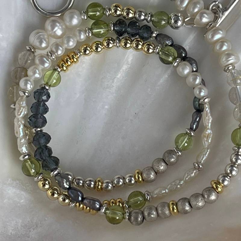 Farbenspiel Weiße Perlen, Grüner Peridot, Glitzernder Rutilquarz Vereint in 925 Silber Und Vergoldeten Elemente Mit Knebelverschluss Farbenspiel Weiße Perlen, Grüner Peridot, Glitzernder Rutilquarz Vereint in 925 Silber Und Vergoldeten Elemente Mit Knebelverschluss von SchmuckundSteine