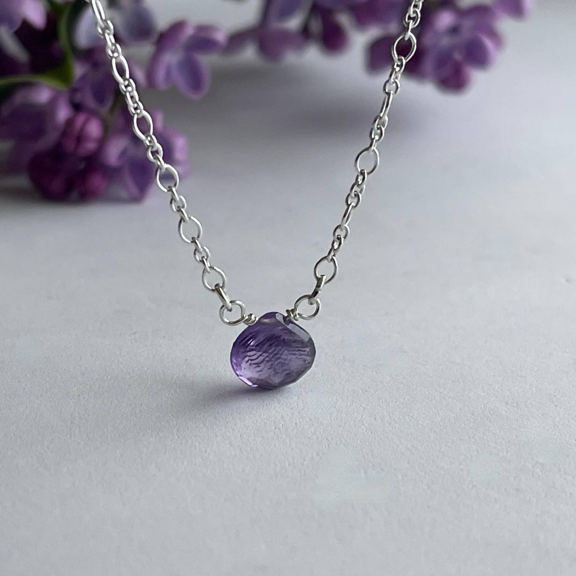 Farbenspiel Zartes Collier Mit Herzförmigem Amethyst Und Einer Kette Aus 925 Silber von SchmuckundSteine