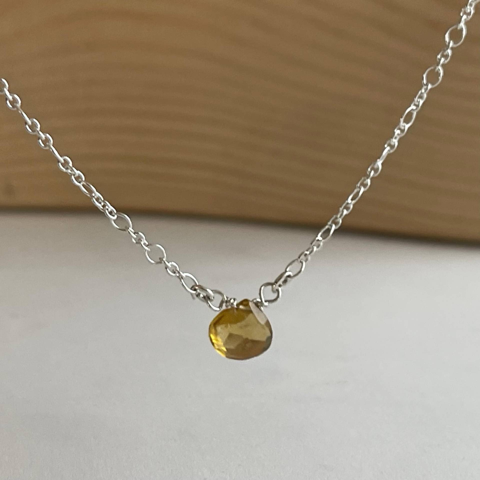 Farbenspiel Zartes Collier Mit Herzförmigen Citrin, An Einer Kette Aus 925 Silber von SchmuckundSteine