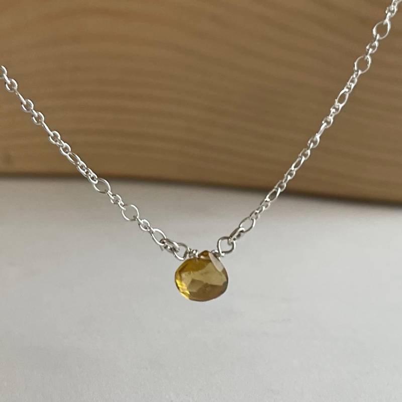 Farbenspiel Zartes Collier Mit Herzförmigen Citrin, An Einer Kette Aus 925 Silber von SchmuckundSteine