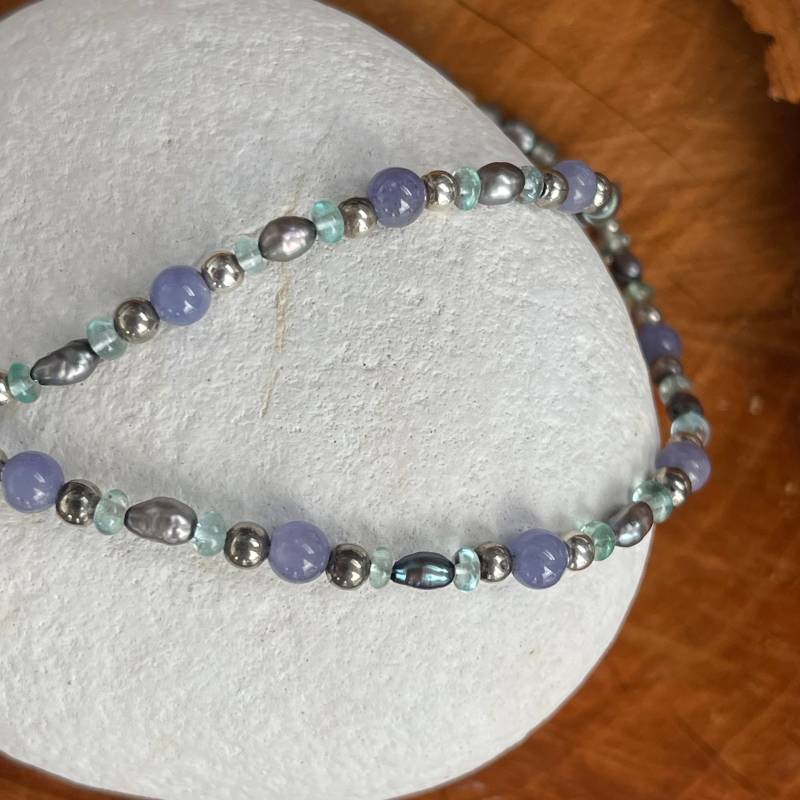 Farbenspiel Lieblingskette - Perlen Kombiniert Mit Tansanit, Apatit, Blau-Grauen Süßwasser- Und Silberperlen, 925 Silber Knebel-Verschluss Farbenspiel Lieblingskette - Perlen Kombiniert Mit Tansanit, Apatit, Blau-Grauen Süßwasser- Und Silberperlen, 925 Silber Knebel-Verschluss von SchmuckundSteine