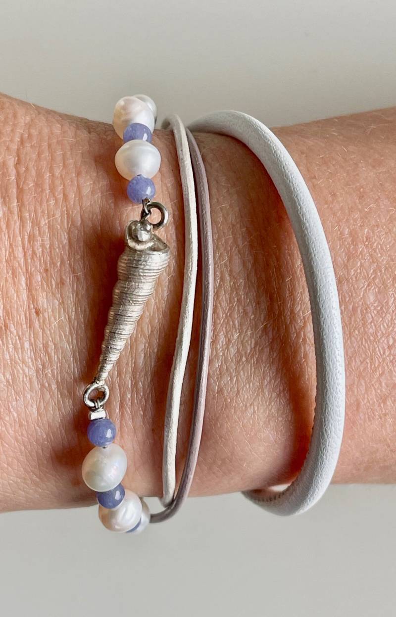 Meeresbrise Besonders Maritimes Armband Mit Einer Aufwändig Strukturierten Turmschnecke Aus 925 Silber, Süßwasser-Zuchtperlen Und Tansanit Meeresbrise Besonders Maritimes Armband Mit Einer Aufwändig Strukturierten Turmschnecke Aus 925 Silber, Süßwasser-Zuchtperlen Und Tansanit von SchmuckundSteine
