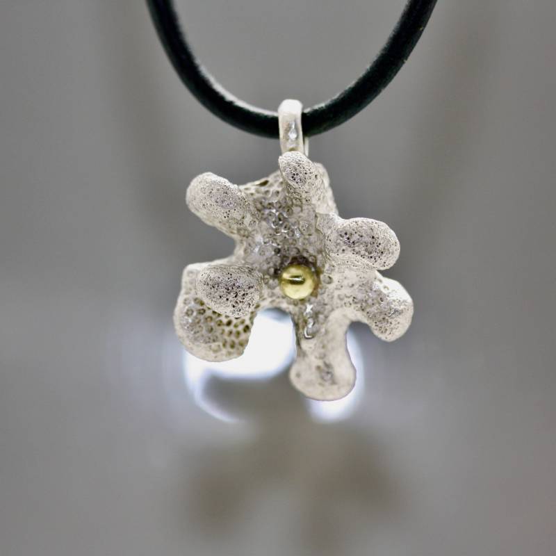 Meeresbrise Korallenkrone Mit Einer 14Ct-Goldperle, Massiv Und Naturgetreu Aus 925 Silber Meeresbrise Korallenkrone Mit Einer 14Ct-Goldperle, Massiv Und Naturgetreu Aus 925 Silber von SchmuckundSteine