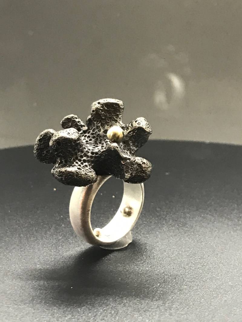 Meeresbrise Medusa Grüßt Mit Einem Statementring in Form Einer Massiven, Geschwärzten Koralle Aus 925 Silber Und 14Ct Goldperle Meeresbrise Medusa Grüßt Mit Einem Statementring in Form Einer Massiven, Geschwärzten Koralle Aus 925 Silber Und 14Ct Goldperle von SchmuckundSteine