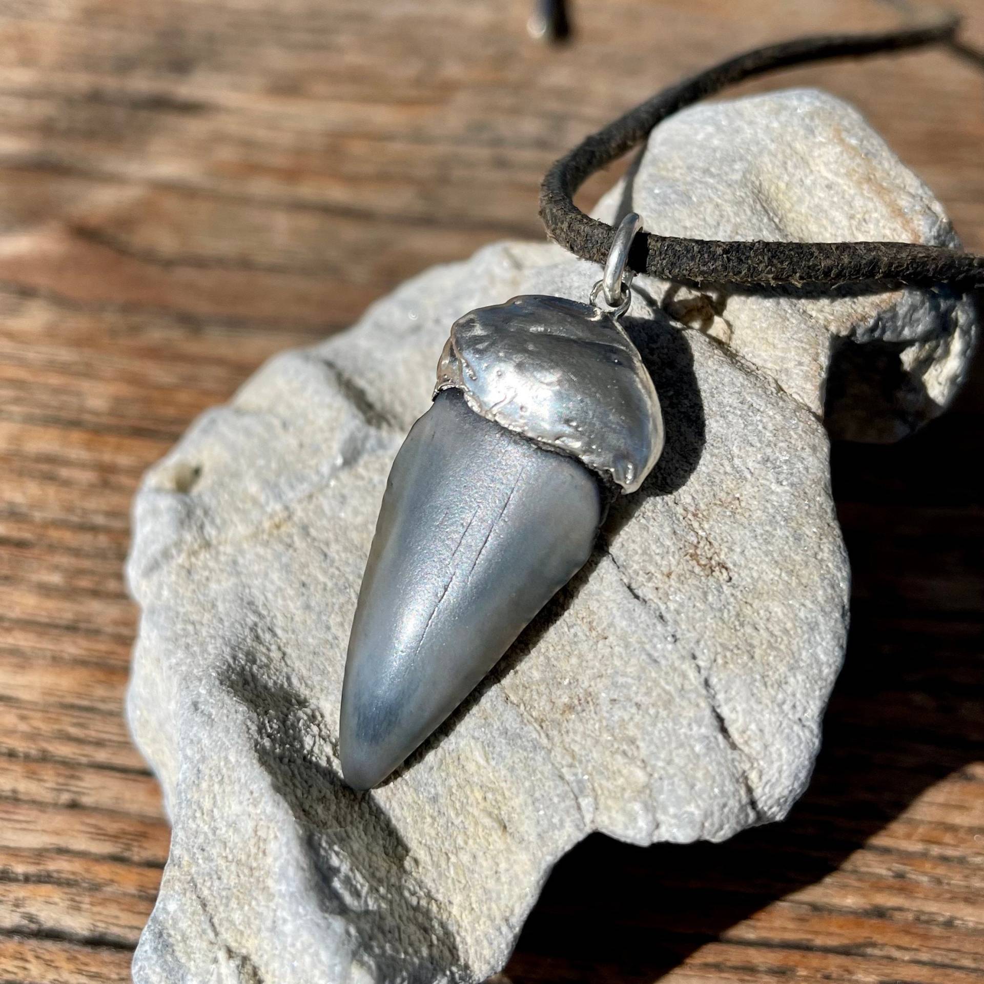 Meeresbrise Versteinerter Grauer Haizahn Mit Einer Massiven Fassung Aus 925 Silber, 5, 1 cm von SchmuckundSteine