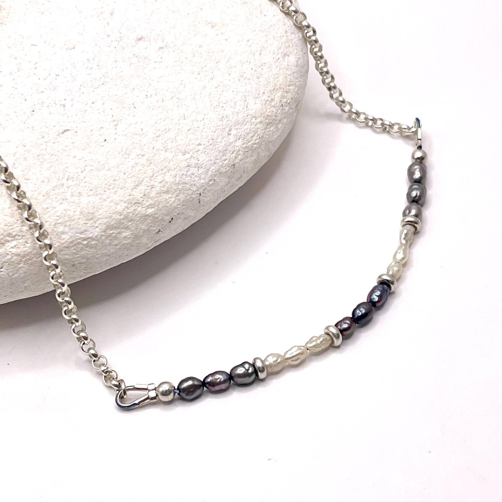 Seidenglanz Collier Aus Feinen Blauen Und Weissen Süsswasser-Perlen Als Zentrum Einer Erbskette 925 Silber von SchmuckundSteine