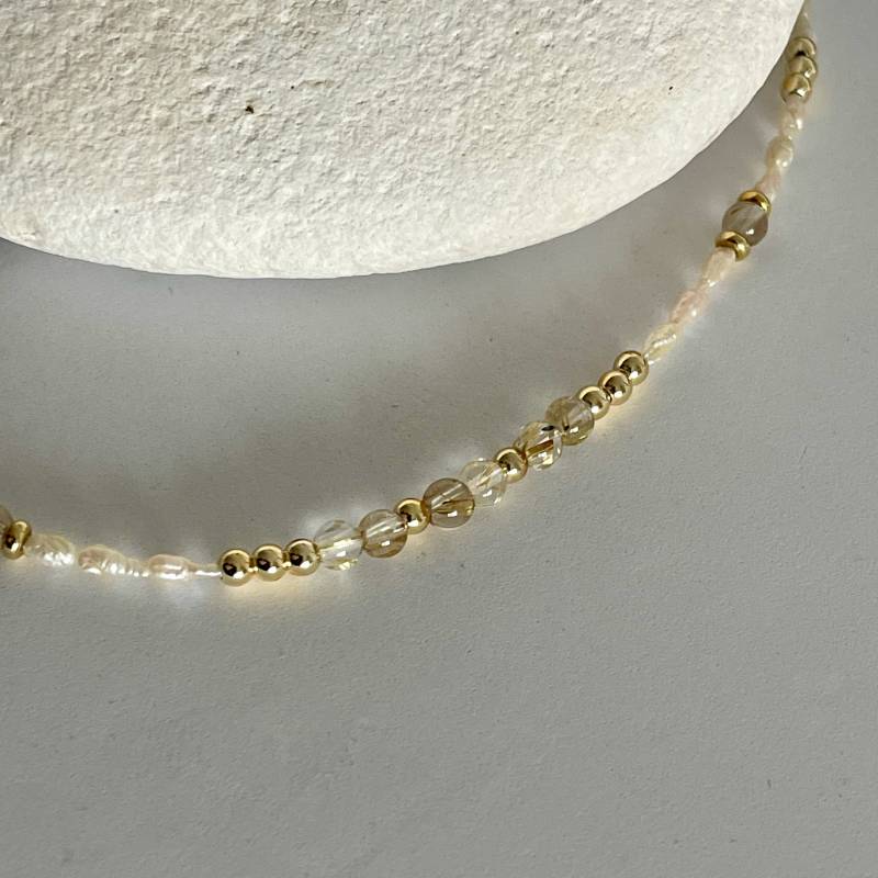 Seidenglanz Eine Edle Kette Aus Funkelndem Routilquarz, Perlen Und Vergoldeten Details, 925 Silber von SchmuckundSteine