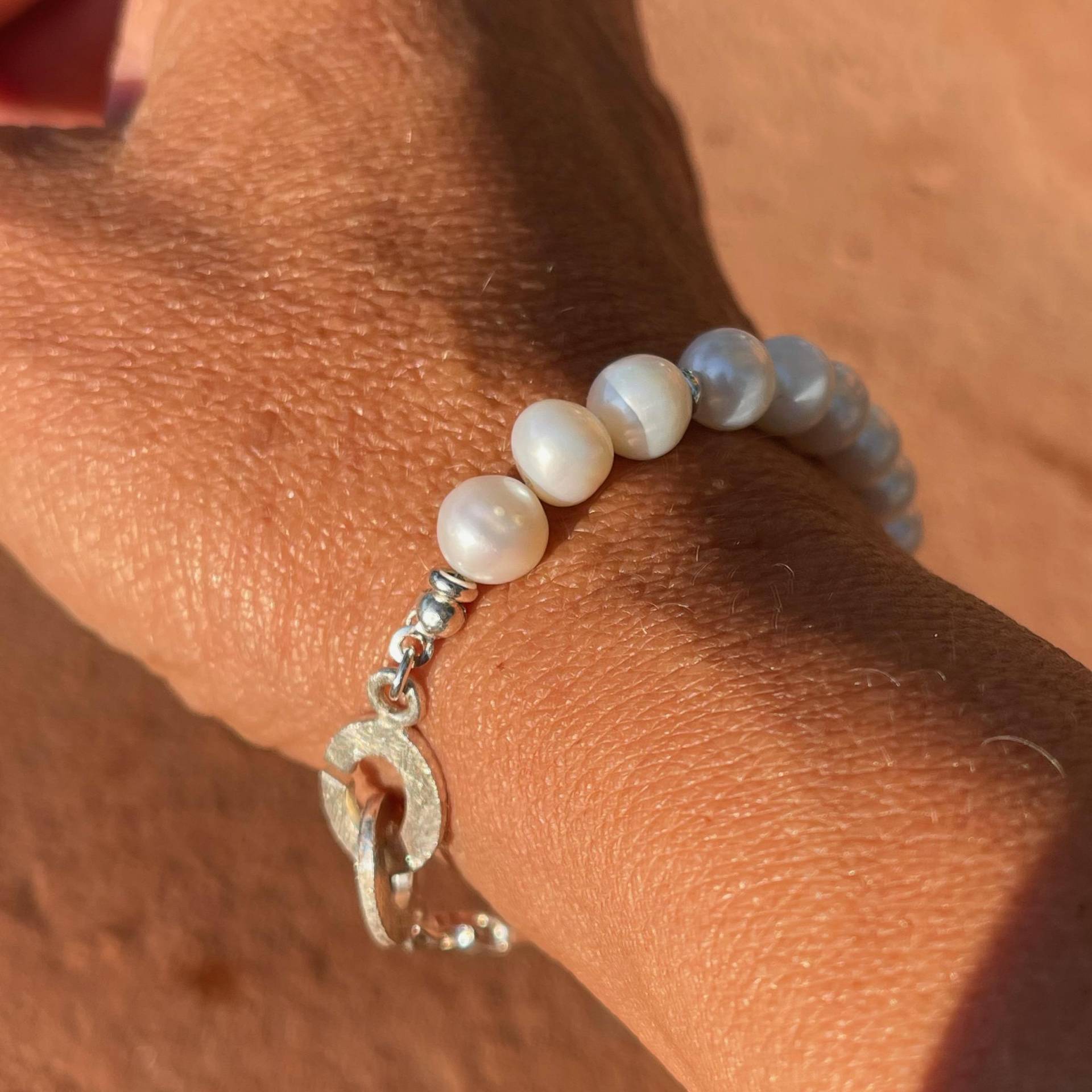 Seidenglanz Paperclip-Armkette Mit Weißen Sw-Perlen, Silberelementen Und Schmuckverschluss Aus 925 Silber von SchmuckundSteine